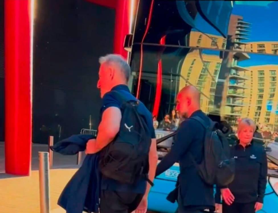 开云APP-一群枪手球迷聚在温布利，喊话瓜迪奥拉“让阿尔特塔拿英超”